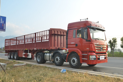 陕汽德龙新M3000 6x2牵引车 高效物流的可靠伙伴